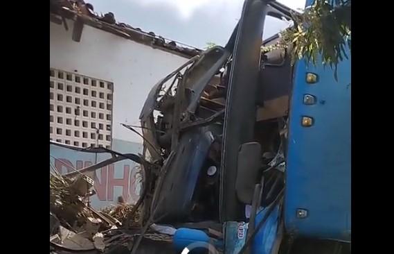 Ônibus com Romeiros tomba na BR 230 na Paraíba; motorista morreu