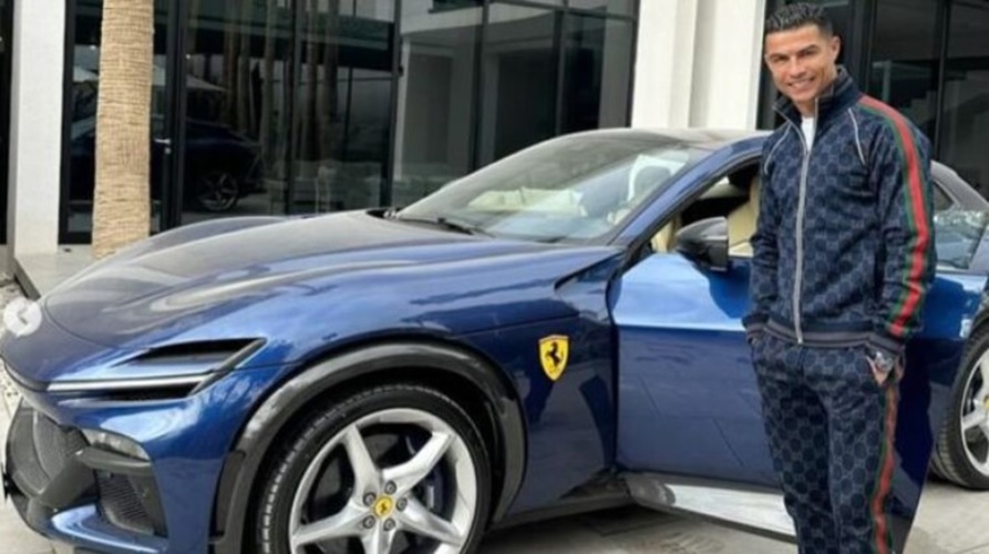 Cristiano Ronaldo posa ao lado da nova Ferrari (foto: Reprodução/Instagram)